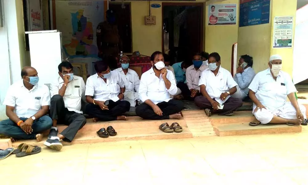 YSRCP MLA N  Prasanna Kumar stages dharna in front of police station in Nellore district