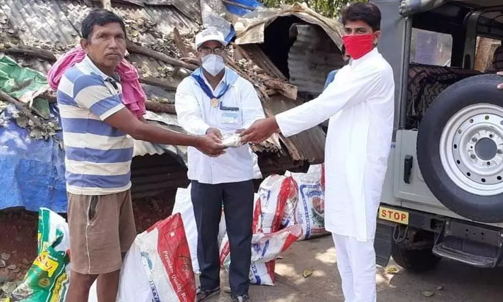 Visakhapatnam: Sri Sathya Sai Seva Samithi distributes food packets to needy