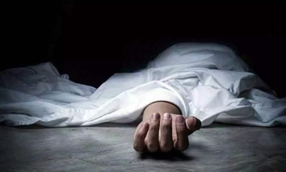 Hyderabad: Covid-19 positive suspect dies on roadside