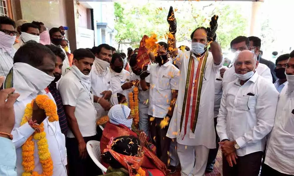 Nalgonda: Uttam Kumar Reddy urges State government, Centre to care of the poor