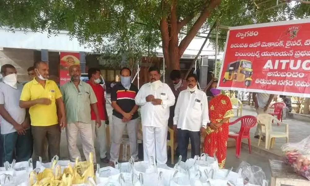 Tirupati: RSS activists distribute essentials to migrant labourers