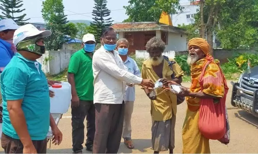 Visakhapatnam: NGO distributes food packets to needy