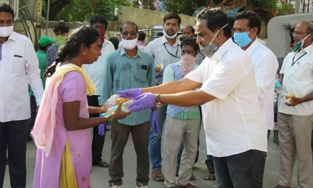 Tirupati: SPDCL employees distribute food packets to poor