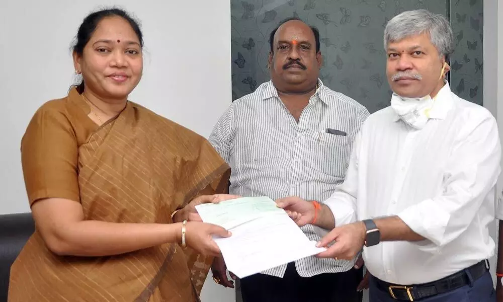 Guntur: Polisetty Somasundaram Group donates 10 lakh to CMRF