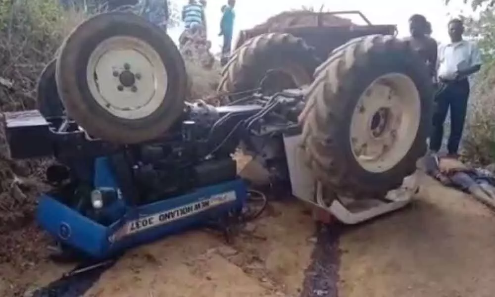 One dies as tractor overturns in Narayanapet district