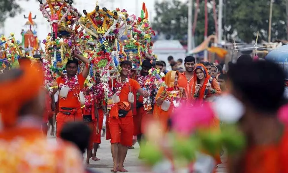 AP pilgrims returning from Varanasi stopped in Adilabad