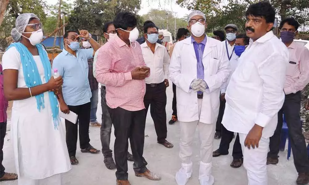 Minister Perni Venkata Ramaiah visits quarantine centre at Gannavaram