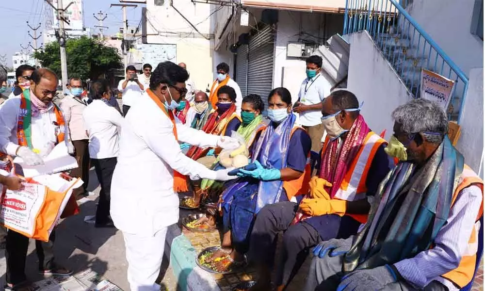 RSS activists felicitate health workers in Tirupati