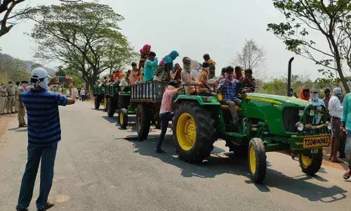 Kothagudem: Thousands of migrant workers stage dharna