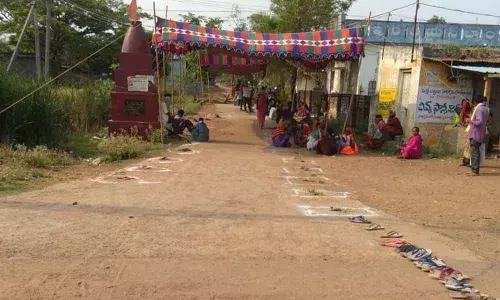 Warangal: Beneficiaries defying physical distancing
