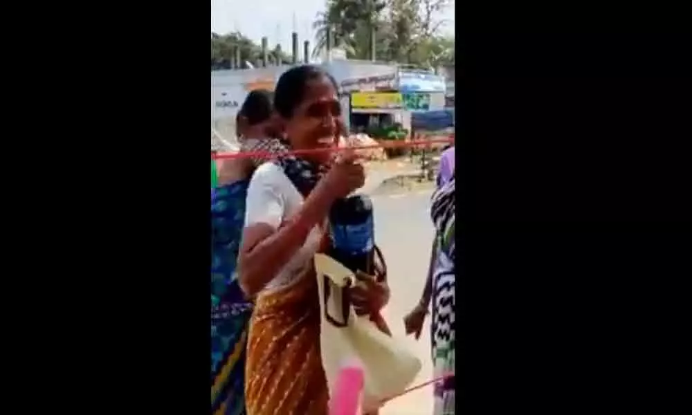Viral: A poor woman serves cool drinks to police amid lockdown, all praises to her charity