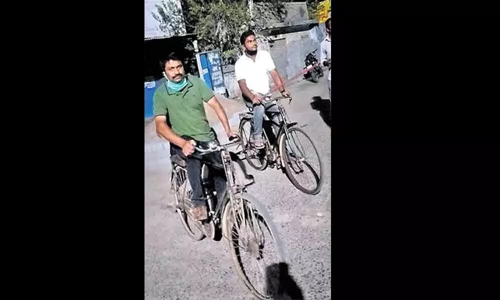 Telangana cop tours villages on bicycle to bring awareness on coronavirus