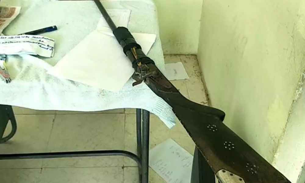 One died after a country-made gun misfire in Krishna district