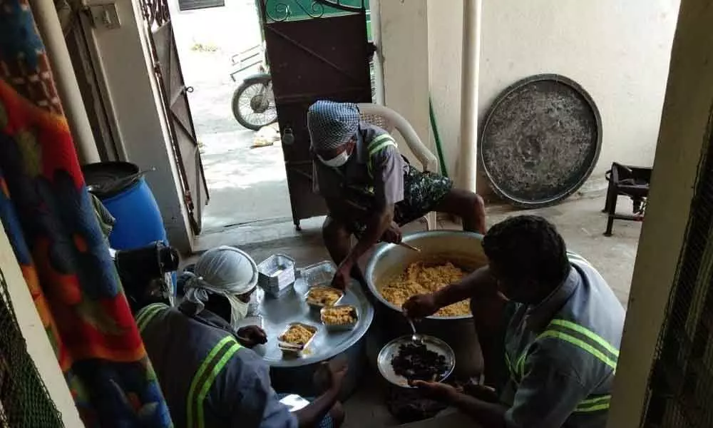 Kattankulathur: SRMs NSS unit donates food