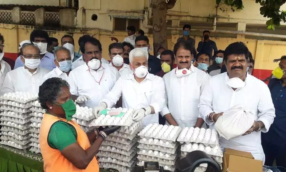 Visakhapatnam: MP Vijaya Sai Reddy provides essential commodities to sanitation workers, volunteers