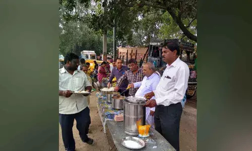 Anantapur: NGOs rise to the occasion, serve food to destitutes