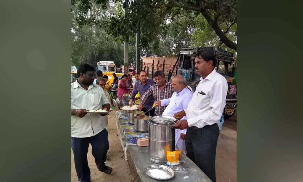 Anantapur: NGOs rise to the occasion, serve food to destitutes