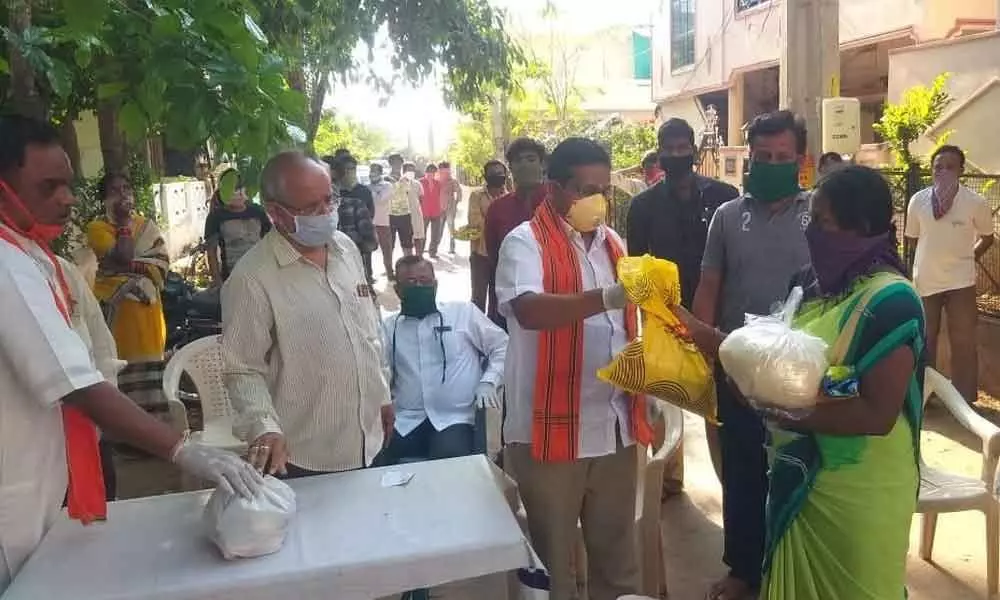 Hyderabad: Ganesh Samithi sets up kitchen to feed needy