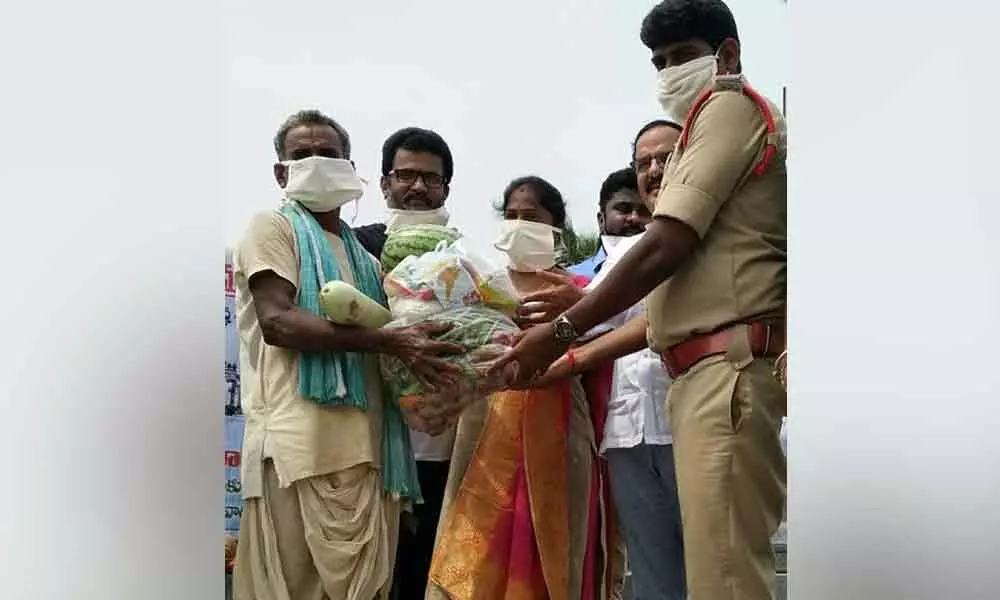 Srikakulam: Realtor distributes essential commodities to poor