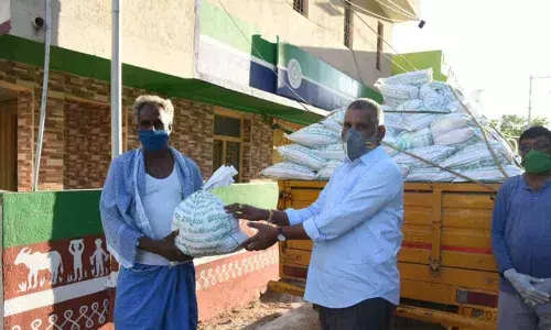 Tirupati: Chandragiri MLA Chevireddy Bhaskar Reddy distributes 7 lakh worth essentials
