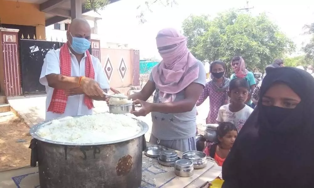 Hyderabad: TGOA leader MB Krishna Yadav feeds the hungry