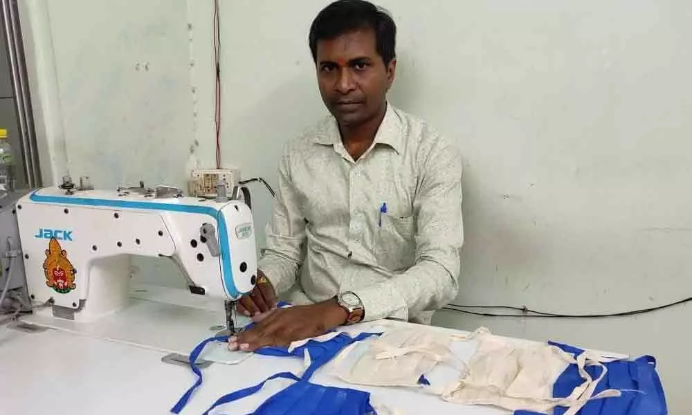 Visakhapatnam: Tailor stitches 5,000 masks, distributes to needy