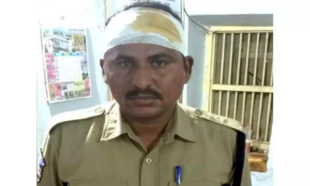 Constable attacked by lorry driver in Nizamabad