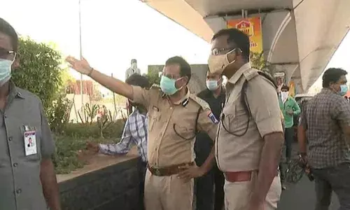 Cyberabad CP Sajjanar inspects vehicles, urges citizens to stay home