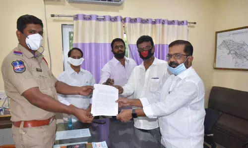 Warangal: Congress slams Arnab for his remarks against Sonia Gandhi