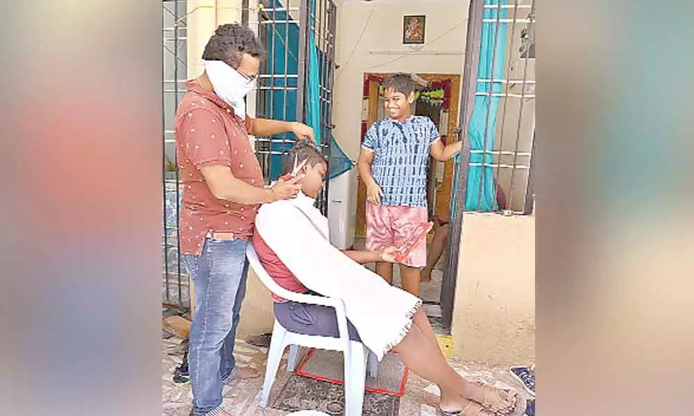 Tirupati: Men start cutting hair of their wards