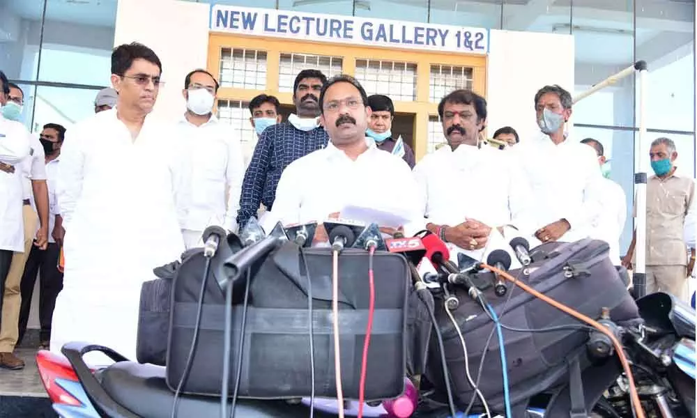 Kurnool: Deputy Chief Minister Alla Kali Krishna says mini Covid-19 centres to be set up in red zones