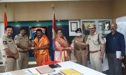 Cyberabad CP V C Sajjanar felicitates lyricist Chandrabose