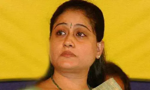 Hyderabad: Vijayashanti asks KCR to rebuke Akbaruddin Owaisi
