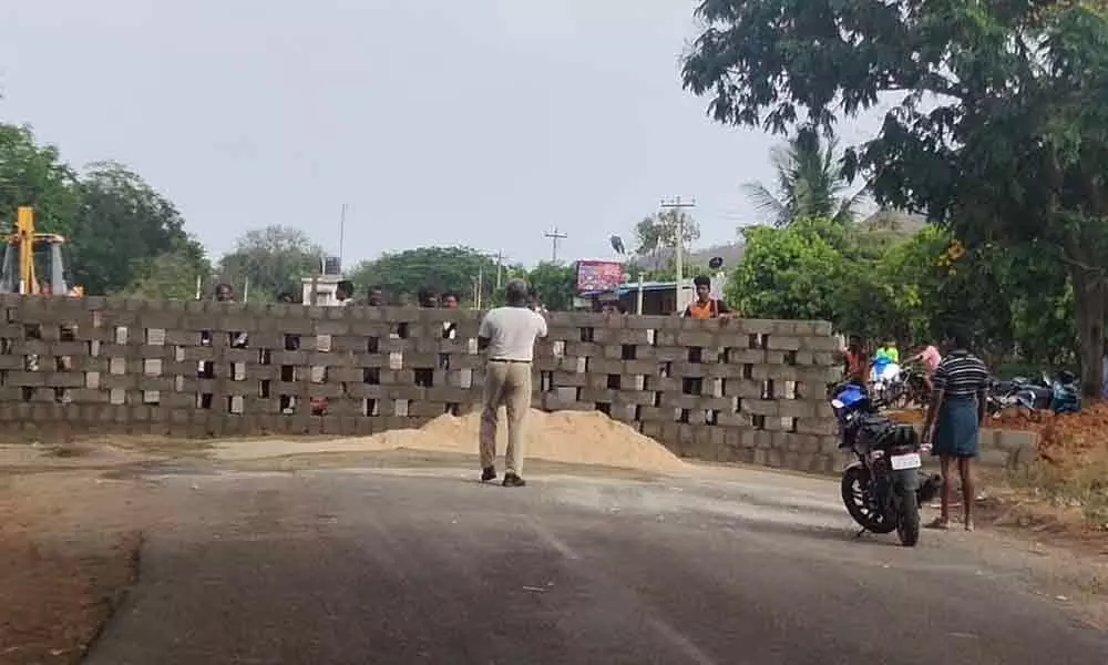 Tirupati:  Tamil Nadu police build wall at AP border