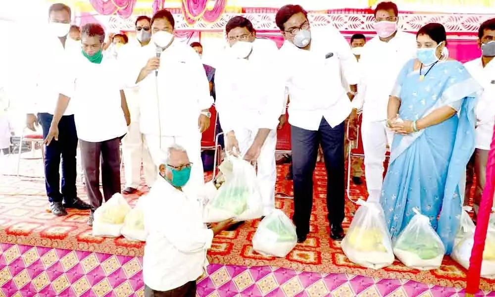 Khammam: Groceries distributed to 3,000 workers