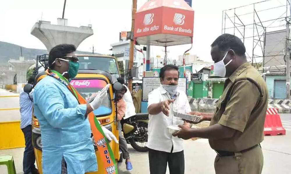 Tirupati: Task Force in-charge, others distribute food packets