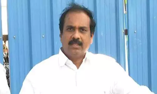 Kurasala Kannababu inspects damaged crops in East Godavari, estimates crop loss in 8,314 hectares