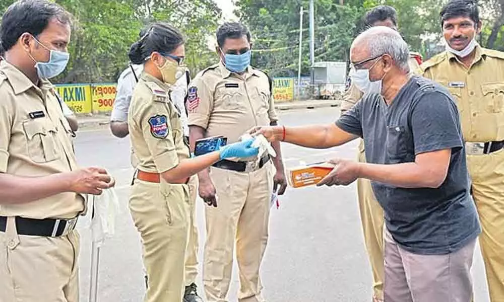 Hyderabad: People shower gifts on cops for fighting Covid-19