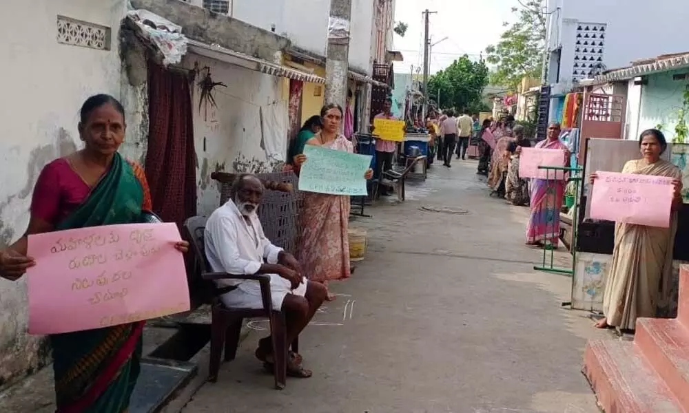 Vijayawada: People stage dharna demanding aid