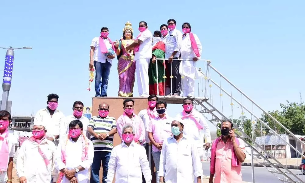 TRS leaders celebrate Formation Day with masks at Karimnagar