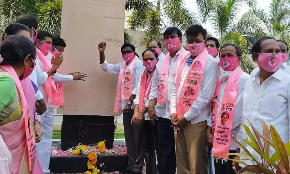 Khammam: Minister P Ajay Kumar pays homage to Telangana Martyrs