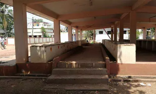 Kakinada: Fish market poses health hazard