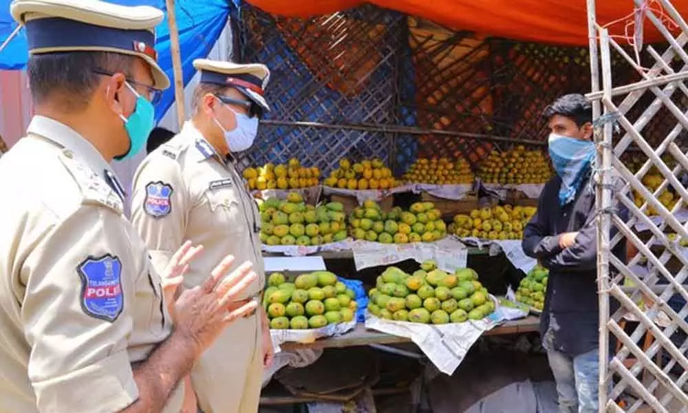 Hyderabad CP Anjani Kumar inspects Jaam Bagh market in Afzalginj