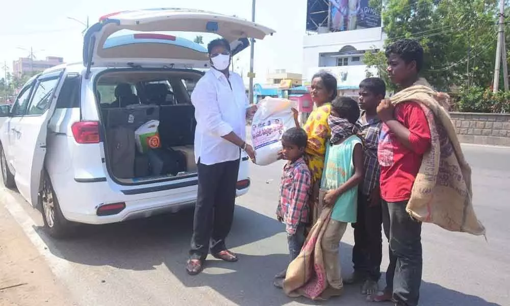Khammam: TRS leader Vaddiraju Ravichandra turns Good Samaritan