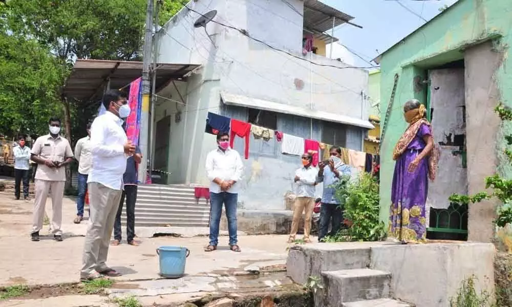 SP Avula Ramesh Reddy lauds residents in Tirumala for adhering to lockdown norms