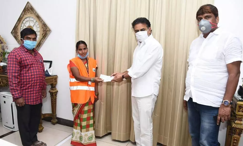 Hyderabad: Sanitation workers big gesture wins hearts