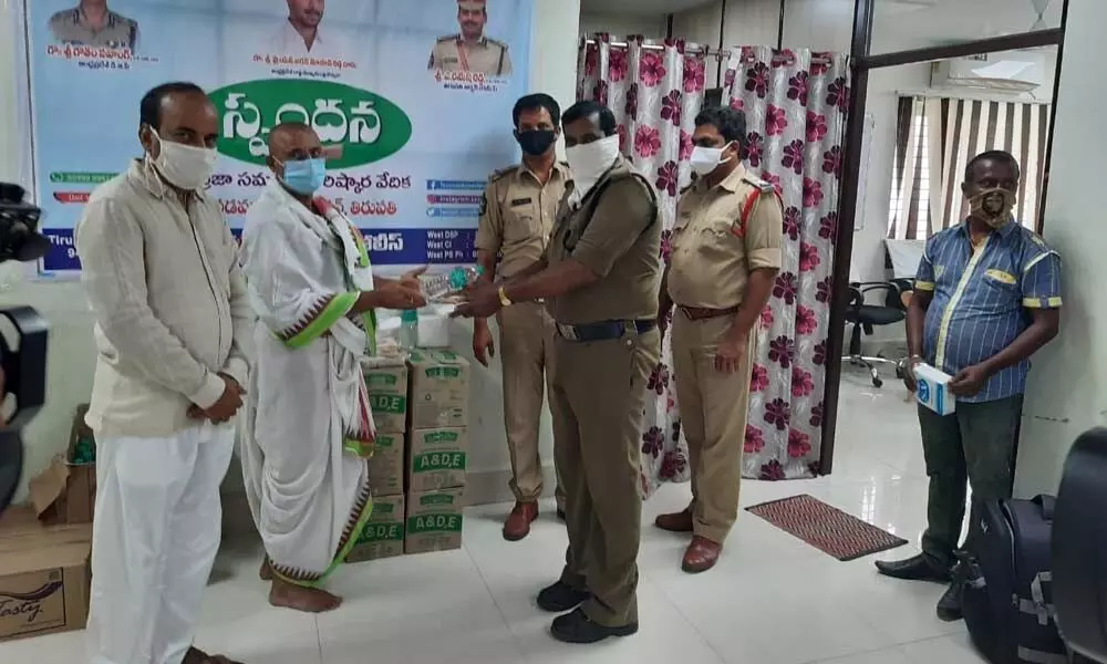 Tirupati: Uttaradhi Mutt distributes 200 food packets in pilgrim city