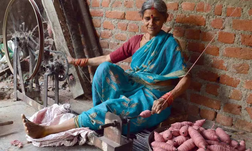 Warangal: Covid-19 smokes out beedi rollers livelihood