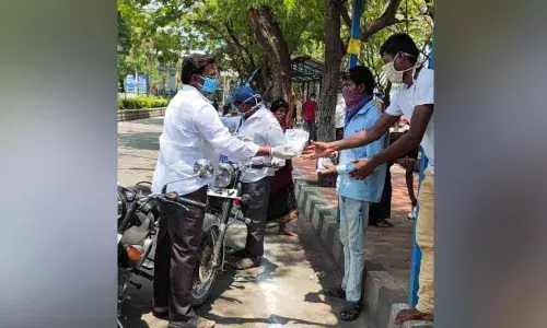 Tirupati: YSR Yuva Sena activists supply food packets