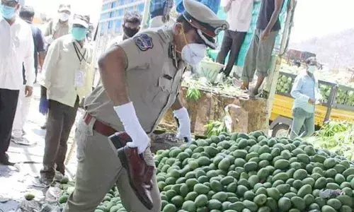 Hyderabad: CP Mahesh Bhagawats gesture to farmers